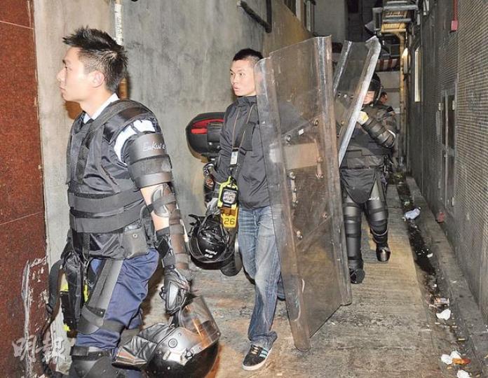 爆竊匪遇到探員後，逃入餐廳並反鎖大門。警員事後穿鐵甲威龍及持盾牌，破門入餐廳，終在大廈天台擒獲疑犯。（蔡方山攝）