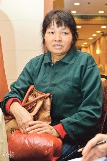 黃女士多年來悄悄將家用攢下，為下月出閣的女兒添置嫁妝，詎料在大火中付諸一炬。她無奈說：「除（火災發生前）出門口穿的衣物，現在一無所有。」訪問當天，她穿着紅十字會派發的衣服，手中拿着的膠袋，是街坊熱心借出的禦寒衣物。（黃志東攝）元朗洪水橋和平新村於年廿九發生火災，曾是50多名居民家園的鐵皮屋，至今只餘廢墟，有居民回到家園收拾，畢生積蓄都在火海中燒成灰。（黃志東攝）大火奪去災民家園，奪去他們的家當。李先生（前）在廢墟中找回放在家的8,000港元及1萬元人民幣，有鈔票燒焦了大半，只能依稀辨認鈔票號碼，