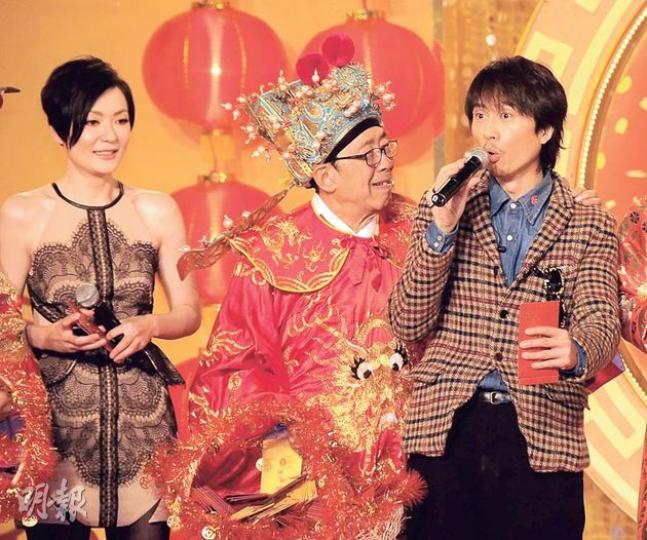 視帝、視后黃子華、田蕊妮與財神修哥出席賀年節目。(攝影:梁榮達)為電影留鬚的黃子華,表演結他兼搞氣氛。(攝影:梁榮達) 視帝、視后黃子華、田蕊妮與財神修哥出席賀年節目。(攝影:梁榮達)為電影留鬚的黃子華,表演結他兼搞氣氛。(攝影:梁榮達)