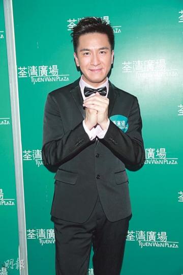馬國明初四開工大吉,放假都要努力睇劇本。(攝影:劉永銳)楊怡、羅仲謙原本隔開企,被馬國明調位後繼而跟黃智雯退後數步,兩人變成影合照。(攝影:劉永銳) 馬國明初四開工大吉,放假都要努力睇劇本。(攝影:劉永銳)楊怡、羅仲謙原本隔開企,被馬國明調位後繼而跟黃智雯退後數步,兩人變成影合照。(攝影:劉永銳)