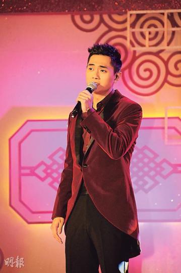 鄭俊弘當旺工作量多,前晚年三十晚參加除夕節目演出,更抽獎獲大金馬。(攝影﹕鍾偉茵)王祖藍穿上戲服領《食為奴》演員大唱主題曲。(攝影﹕鍾偉茵)陳展鵬是唯一「小生級」出席無綫大年初一的賀年節目。(攝影﹕鍾偉茵)細細粒被一眾演員舉起,開心到見牙唔見眼。(攝影﹕鍾偉茵)星夢幫鄭俊弘(右)、羅鈞滿(左)及陳明恩(中)大年初一又唱又跳。(攝影﹕鍾偉茵)無綫行政主席梁乃鵬由應屆港姐陪同下致辭及為醒獅點睛。(攝影﹕鍾偉茵)黎芷珊、汪明荃及陳貝兒擔任賀年節目主持。(攝影﹕鍾偉茵)沈震軒贏得足金金馬,真的是財運亨通 鄭俊弘當旺工作量多,前晚年三十晚參加除夕節目演出,更抽獎獲大金馬。(攝影﹕鍾偉茵)王祖藍穿上戲服領《食為奴》演員大唱主題曲。(攝影﹕鍾偉茵)陳展鵬是唯一「小生級」出席無綫大年初一的賀年節目。(攝影﹕鍾偉茵)細細粒被一眾演員舉起,開心到見牙唔見眼。(攝影﹕鍾偉茵)星夢幫鄭俊弘(右)、羅鈞滿(左)及陳明恩(中)大年初一又唱又跳。(攝影﹕鍾偉茵)無綫行政主席梁乃鵬由應屆港姐陪同下致辭及為醒獅點睛。(攝影﹕鍾偉茵)黎芷珊、汪明荃及陳貝兒擔任賀年節目主持。(攝影﹕鍾偉茵)沈震軒贏得足金金馬,真的是財運亨通
