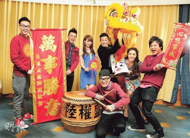 周柏豪舞獅頭,聯同一眾師妹官恩娜、連詩雅及師弟Dear Jane向大家拜年。(攝影﹕孫華中)官恩娜祝大家身體健康,馬年行大運。(攝影﹕孫華中)周柏豪將有多部電影上映,9月又首踏紅館開個唱,要做隻出色的馬仔。(攝影﹕孫華中)連詩雅唱歌、電影雙線發展,希望同取得好成績。(攝影﹕孫華中) 周柏豪舞獅頭,聯同一眾師妹官恩娜、連詩雅及師弟Dear Jane向大家拜年。(攝影﹕孫華中)官恩娜祝大家身體健康,馬年行大運。(攝影﹕孫華中)周柏豪將有多部電影上映,9月又首踏紅館開個唱,要做隻出色的馬仔。(攝影﹕孫華中)連詩雅唱歌、電影雙線發展,希望同取得好成績。(攝影﹕孫華中)