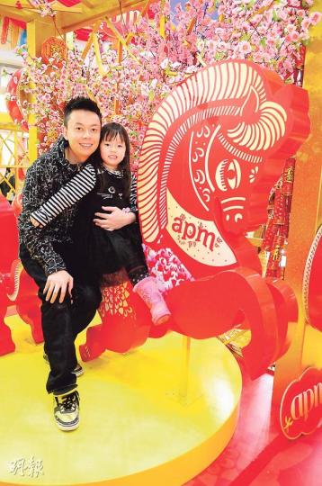李霖恩跟女兒清宜祝賀《明報》讀者馬年馬上幸福。(攝影:孫華中)NaNa戴了馬帽變身可愛小馬女,親親爹哋很溫馨。(攝影:孫華中)李霖恩跟女兒齊齊畫駿馬圖,看NaNa多專注望着爸爸繪畫。(攝影:孫華中)(攝影:孫華中) 李霖恩跟女兒清宜祝賀《明報》讀者馬年馬上幸福。(攝影:孫華中)NaNa戴了馬帽變身可愛小馬女,親親爹哋很溫馨。(攝影:孫華中)李霖恩跟女兒齊齊畫駿馬圖,看NaNa多專注望着爸爸繪畫。(攝影:孫華中)(攝影:孫華中)