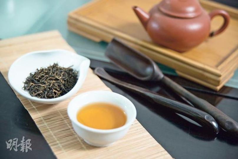 茶葉對產地、土壤、天氣、採收時間相當敏感，加上多元發酵、製作方法，茶葉風格可謂變化萬千。（黃志東攝）明茶房總監麥蕙蘭（Vivian）（黃志東攝）鳳凰單欉 $320 / 55克（A）（黃志東攝）古方鐵觀音 $360 / 120克（A）（黃志東攝）武夷紅袍 $680 / 55克（A）（黃志東攝）茉莉仙桃 $260/100克（A）——以大白茶樹的芽、葉、百合、千日紅花瓣紮成球狀，與新鮮茉莉花堆放一起窨製，不見茉莉花，卻蘊含它的淡淡幽香。（黃志東攝）上海菜館晉薈行政總廚施超群（黃志東攝）茉莉花茶海鮮泡飯