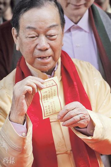 鄉議局主席劉皇發為港人求得第四中籤後細心閱讀，其後向記者展示，面露笑容，看來心情不錯。（李紹昌攝）劉皇發為港求得中籤，籤文曰﹕「福無私與皆天賜，禍不空生自有招；一片婆心能積善，自然福長禍潛消」，解曰﹕「家宅興吉，求財半遂，自身平安，堅心求謀」。（李紹昌攝）劉先生昨日到車公廟參拜，說求籤「迷信嘢」相信和政改沒有大關係。他說相信鄉議局主席劉皇發對政改早有看法，「都不會看車公怎說」，又批評政務司長林鄭月娥近日言論是「夾硬來」，相信特區和中央政府已有決定，身為市民只能接受。（陳洛明攝）李小姐（左）和友人