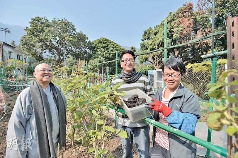 東涌羅漢寺去年初引入廚餘回收機，將佛寺內產生及東涌善信交來的生素廚餘，再做成有用的肥料，就地用作耕種蔬果。住持演慈法師（左一）指佛教教義重視因果循環，種善因，得善果。負責項目的義工珍姐（右一）說，過程體會到即使有機耕種，肥料是否純天然而不含重金屬亦很重要。（鄧宗弘攝）羅漢寺獲環創社免費借用的廚餘機，每次可處理100公斤廚餘，義工珍姐（圖）日常將收集得來的生素廚餘放入機內，12小時後可生產約10公斤肥料。（鄧宗弘攝）