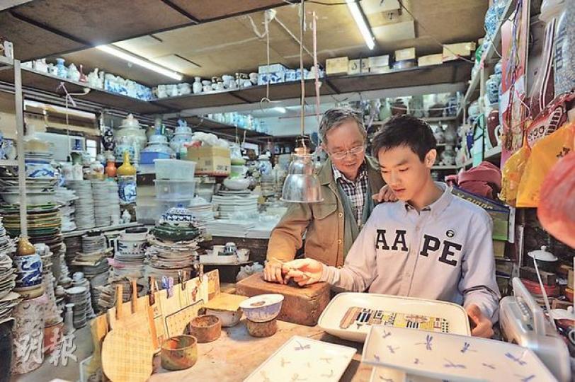 譚師傅（左）那雙佈滿皺紋的手，伴他走過44載廣彩歲月，他期望有一雙年輕的手「接力」，讓廣彩藝術得以傳承下去。圖右為向他討教的學生魏德龍。（鄧宗弘攝）源於江西景德鎮彩瓷的廣州繪金彩瓷（廣彩）面臨失傳，1928年開設的「粵東磁廠」成了香港碩果僅存、堅持以人手繪製廣彩的工場，懂得這門手藝的師傅更只剩不足5人。（鄧宗弘攝）