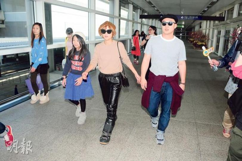 陳奕迅與太太徐濠縈及女兒康堤一家三口到英國旅遊回港,原本是開心之旅,怎料到回港甫下機又再惹火。(攝影/記者﹕孫慧莊、陳釗)Eason不滿記者影女兒康堤,阿徐即拖實老公示意冷靜。(攝影/記者﹕孫慧莊、陳釗)何超儀看到記者即做拜年手勢應節。(攝影/記者﹕孫慧莊、陳釗)梁漢文未有回應今次旅遊是否由陳奕迅出錢包起。(攝影/記者﹕孫慧莊、陳釗) 陳奕迅與太太徐濠縈及女兒康堤一家三口到英國旅遊回港,原本是開心之旅,怎料到回港甫下機又再惹火。(攝影/記者﹕孫慧莊、陳釗)Eason不滿記者影女兒康堤,阿徐即拖實老公示意冷靜。(攝影/記者﹕孫慧莊、陳釗)何超儀看到記者即做拜年手勢應節。(攝影/記者﹕孫慧莊、陳釗)梁漢文未有回應今次旅遊是否由陳奕迅出錢包起。(攝影/記者﹕孫慧莊、陳釗)
