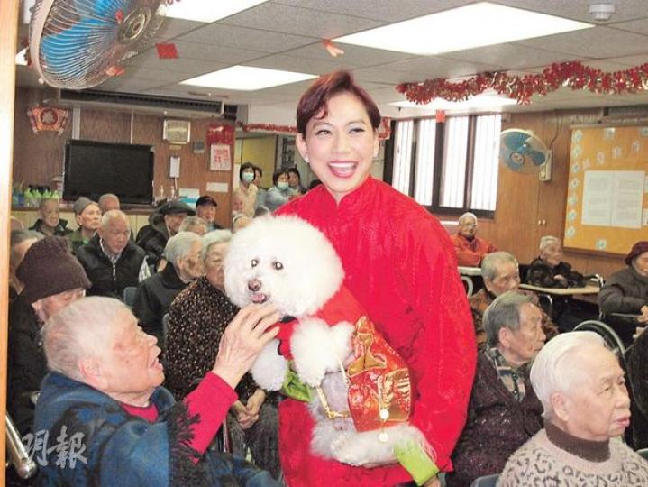 婆婆被鄺美雲的愛犬逗得很開心。(攝影/記者:柯美) 婆婆被鄺美雲的愛犬逗得很開心。(攝影/記者:柯美)