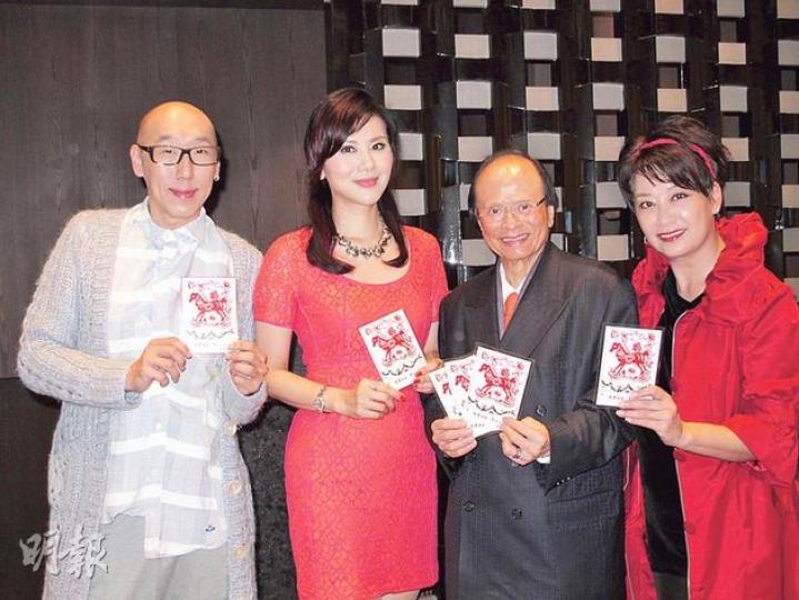 朱潔儀將油畫駿馬圖印刷成卡,送給張學潤、楊貫一及鍾慧冰。(攝影/記者:林蘊兒) 朱潔儀將油畫駿馬圖印刷成卡,送給張學潤、楊貫一及鍾慧冰。(攝影/記者:林蘊兒)