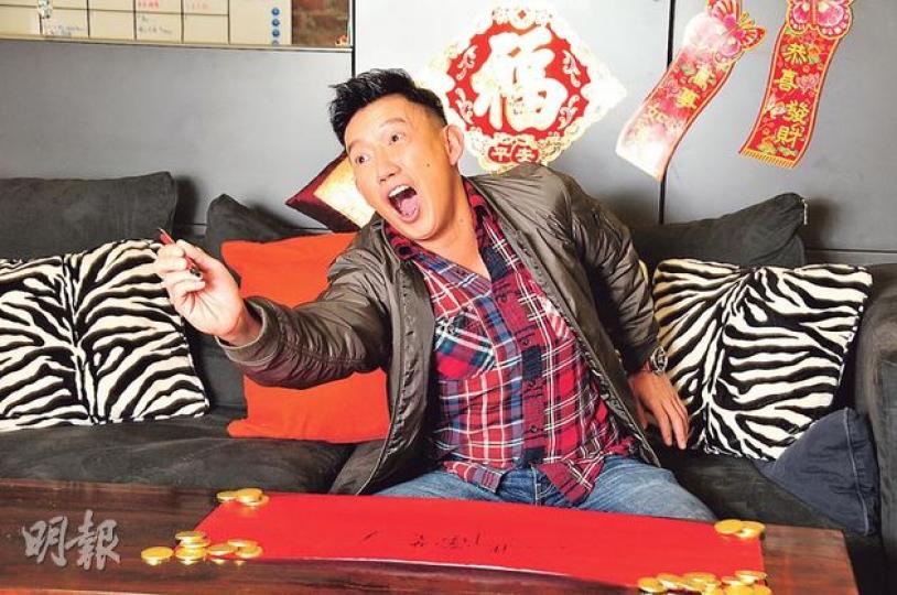 杜汶澤希望馬年只拍喜劇,就連寫揮春都要擺出搞笑表情。(攝影:梁迺楠)杜汶澤祝《明報》讀者一馬當先,齊齊過一個飛躍馬年。(攝影:梁迺楠) 杜汶澤希望馬年只拍喜劇,就連寫揮春都要擺出搞笑表情。(攝影:梁迺楠)杜汶澤祝《明報》讀者一馬當先,齊齊過一個飛躍馬年。(攝影:梁迺楠)