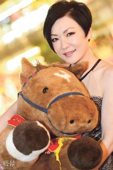 田蕊妮希望在馬年能承接蛇年的旺勢,愈做愈紅。(攝影:劉永銳)田蕊妮馬年除了拍劇之外,希望推出的處女碟能一唱而紅。(攝影:劉永銳) 田蕊妮希望在馬年能承接蛇年的旺勢,愈做愈紅。(攝影:劉永銳)田蕊妮馬年除了拍劇之外,希望推出的處女碟能一唱而紅。(攝影:劉永銳)