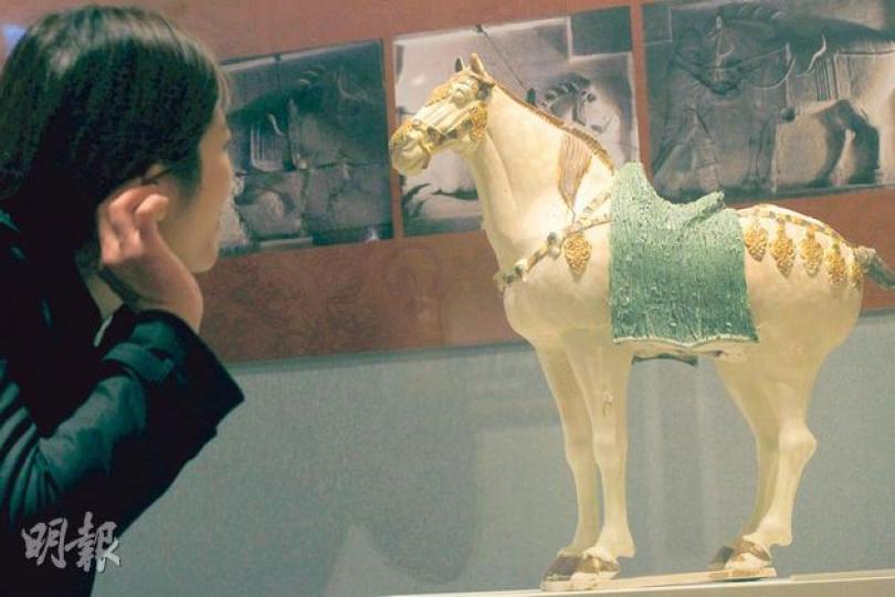 唐代 三彩鞍馬-千歲三彩馬-這件三彩鞍馬有千年歷史，色彩及結構均保存甚佳。（李紹昌攝）清代 鎏金鐵馬鞍-貴族專用馬鞍-鎏金是在金屬器上鍍上一層黃金的傳統手工藝法，方法是以水銀與黃金混和，成為液體，然後塗上鐵器之表面。許副館長說這個大型的鐵馬鞍，在香港罕見，鞍上紋龍，可見馬鞍是供皇帝貴族使用。（李紹昌攝）隋代 牙黃釉陶騎馬仕女俑-淑女玩意-馬是古人的代步工具，古代仕女外出遊玩是騎乘馬匹作交通工具，看見她們輕裝騎上馬背，但覺十分有型。原來坐騎不只限於西方貴族淑女的玩意。（李紹昌攝）明嘉靖  青花嬰戲