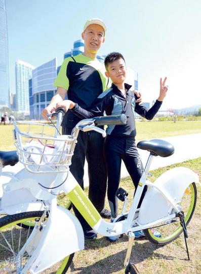 陳先生與10歲兒子昨到西九借單車，表示局方諮詢的首兩小時50至110元收費太貴，並指平日在其他地區租車日租僅數十元，建議當局參考。（盧翊銘攝）西九文化區管理局的自助單車租用計劃昨推出免費試玩活動，市民昨起一連8天、2月15及16日上午11時至晚上6時，以及2月14日起一連3個周五的下午2至6時，可到西九的單車租用站登記，每次免費試玩1小時。（盧翊銘攝）