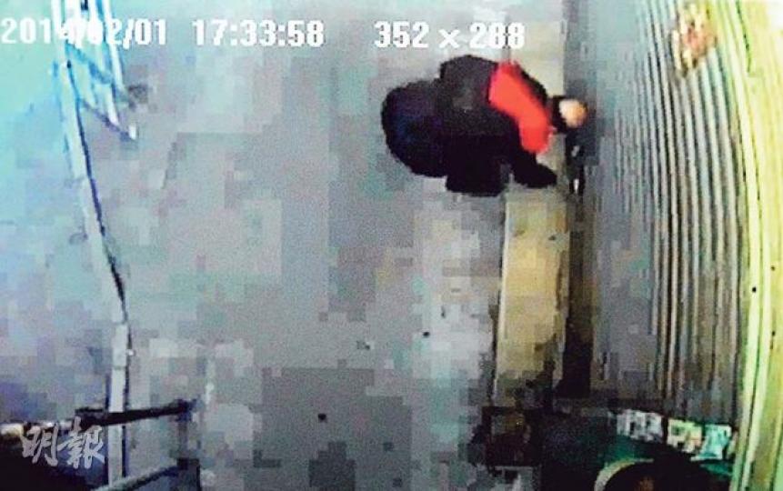 土瓜灣報檔店主邱先生向記者展示閉路電視片段，當中清楚見到一名老翁疑正向大閘鎖頭擠膠水。（林智傑攝）遭塞匙孔整蠱的報檔（右），附近的行人路放有多張櫈，經常有街坊坐在此高談闊論。（林智傑攝）報檔東主邱先生稱，昨早突接到太太來電，稱早前涉用膠水塞店舖匙孔的蔡伯再現身，即落樓協助追截蔡伯及報警。（林智傑攝）