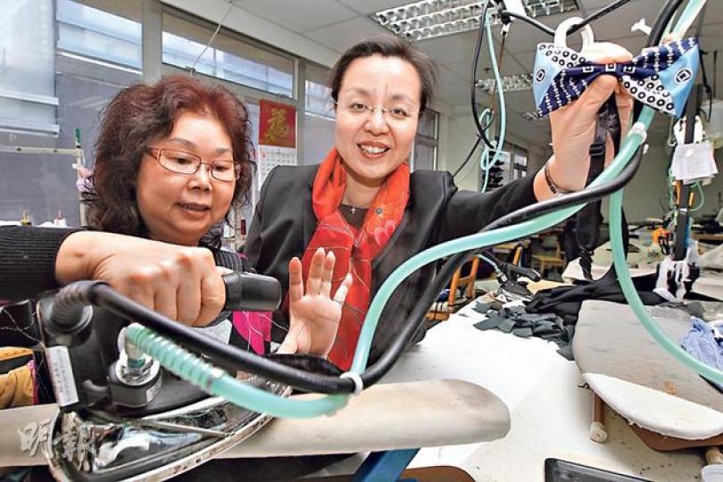 提供度身訂做「港製西裝」的社企天裁行，行政總裁李陳舒雲（右）望透過鍾燕穎（左）等有30多年經驗的裁縫師傅，傳承手藝予擔任學徒的更生青年，培訓人才振興裁縫業。（李紹昌攝）