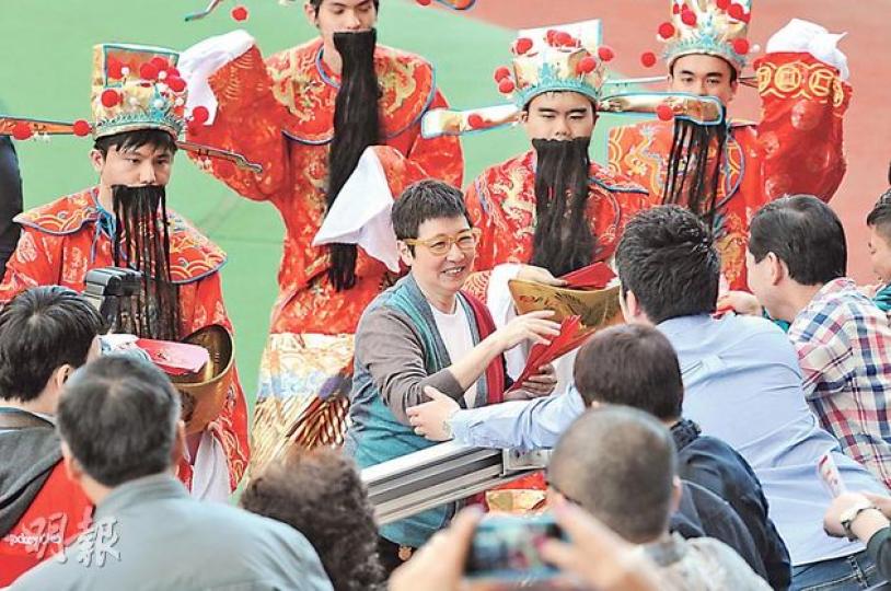 蘇施黃聯同財神向馬迷派利市。(攝影:鍾偉茵) 蘇施黃聯同財神向馬迷派利市。(攝影:鍾偉茵)