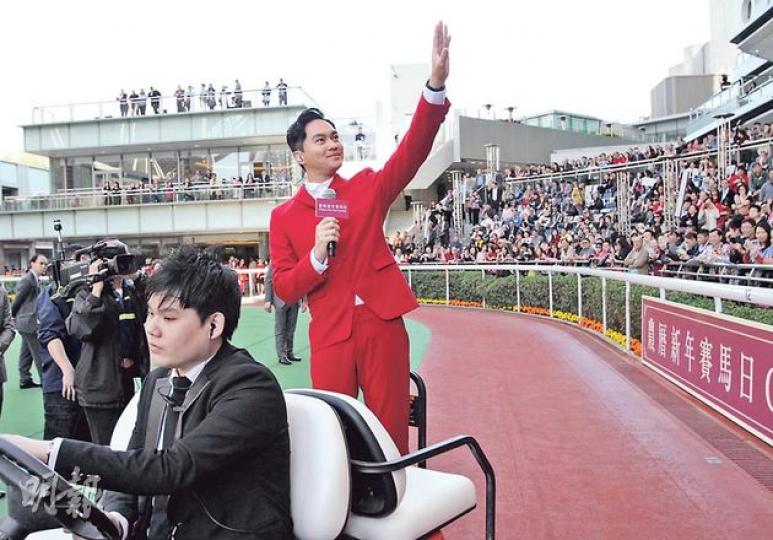張智霖向馬迷揮手大受歡迎,他笑言已向蘇施黃問貼士下注,並會支持老友郭富城愛駒「愛的呼喚」。(攝影:鍾偉茵) 張智霖向馬迷揮手大受歡迎,他笑言已向蘇施黃問貼士下注,並會支持老友郭富城愛駒「愛的呼喚」。(攝影:鍾偉茵)