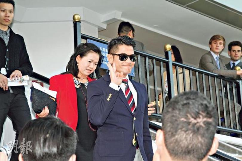 郭富城已成馬場常客,他昨日現身支持愛駒「愛的呼喚」。(攝影:鍾偉茵、梁迺楠)影帝郭富城面對假爆竹也畀足表情。(攝影:鍾偉茵、梁迺楠) 郭富城已成馬場常客,他昨日現身支持愛駒「愛的呼喚」。(攝影:鍾偉茵、梁迺楠)影帝郭富城面對假爆竹也畀足表情。(攝影:鍾偉茵、梁迺楠)