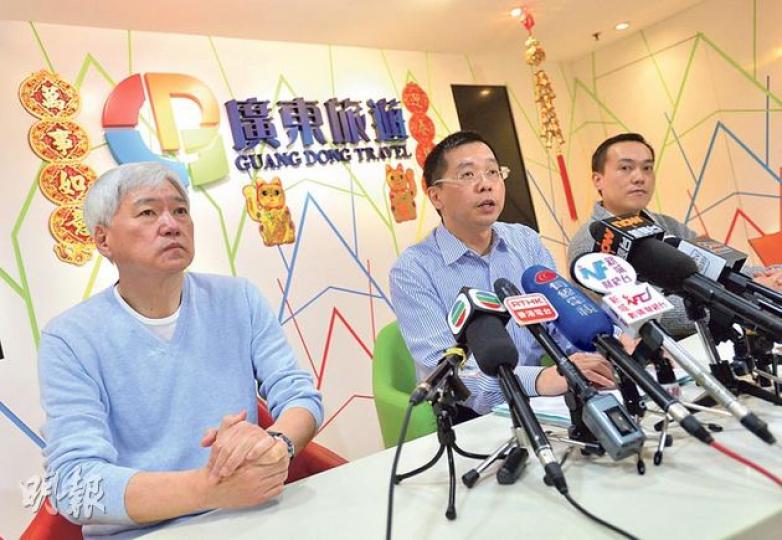 廣東旅遊總經理周永雄（中）表示，團友在中越邊境過關時要做落地簽證，由當地接待旅行社提供所需文件到海關辦手續，但該社負責人前日起「突然失蹤」，導致254名團友受影響。左為旅議會總幹事董耀中。（余俊亮攝）