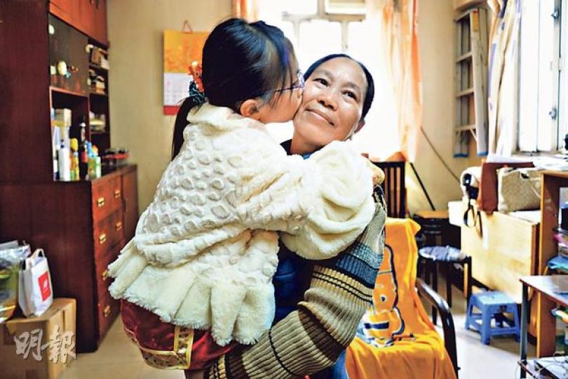 擔任「寄養姨姨」多年的孫太（右）說，最感動是吃晚飯時，當各人準備起筷而她還在廚房忙着，晴晴（左）都會着其他人「留餸畀姨姨」，兩人關係就如親人。（葉家豪攝）