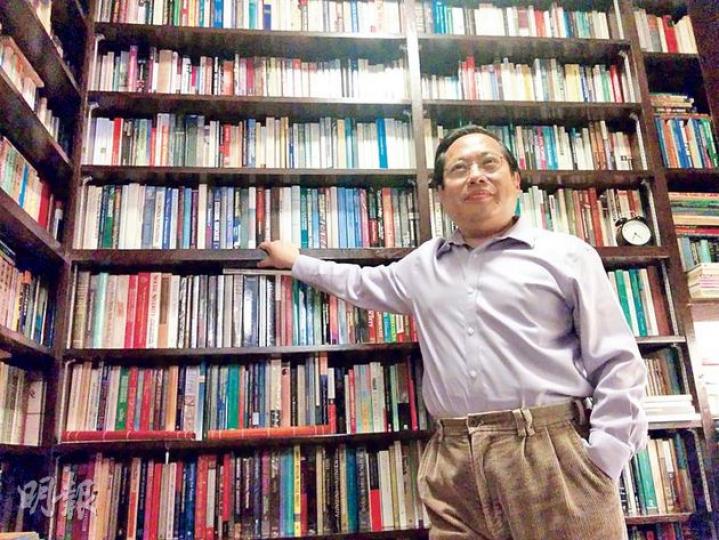 民主黨何俊仁屋企間多咗間書房，成個小型圖書館咁，藏書閒閒地以千計。仁哥話當日對設計師嘅要求好簡單，「只要放得多書就得」。（梁卓怡攝）單仲偕夫婦（圖）噚日招呼記者去佢屋企拜年，仲拎埋林鄭月娥官邸XO醬出嚟。呢樽「政改XO醬」好足料，辣椒都係原條上。（梁卓怡攝）