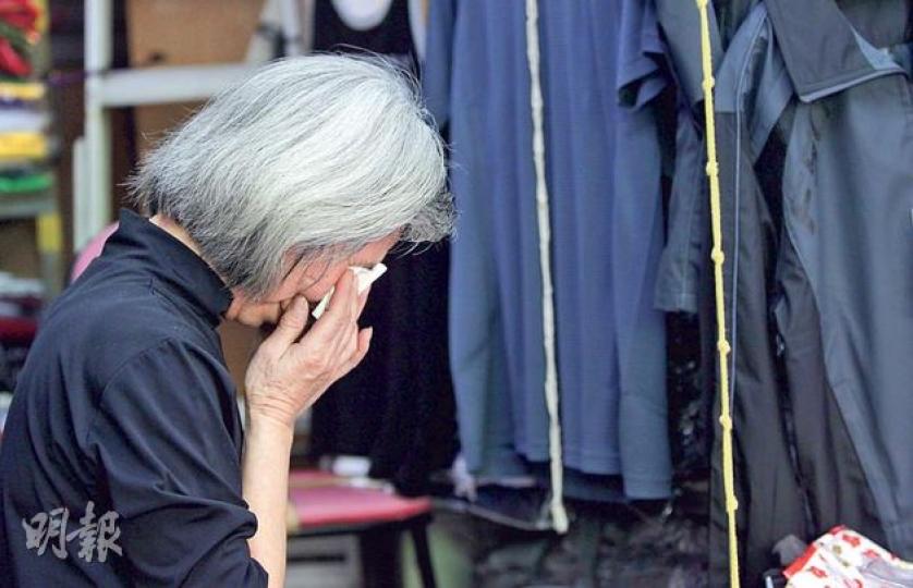在物華街臨時小販市場任檔主助手的陳麗娟婆婆（圖），昨向記者指市建局搬遷安排失當，令她精神飽受困擾，連日失眠，語畢即掩面落淚。（李澤彤攝）