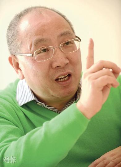 東華學院前校長汪國成接受訪問時承認,因與校委會主席陳文綺慧意見分歧而決定離職,分歧包括校委會突然要求提早滅赤。(余俊亮攝) 東華學院前校長汪國成接受訪問時承認,因與校委會主席陳文綺慧意見分歧而決定離職,分歧包括校委會突然要求提早滅赤。(余俊亮攝)