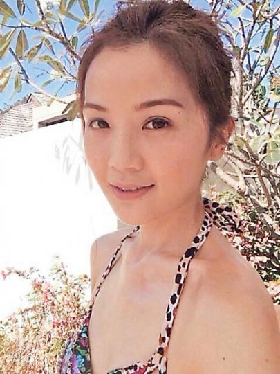 阿Sa只在微博上載一張大頭泳裝照,未有曬身材。(微博圖片)陳偉霆大方騷肌,淺露人魚線。(微博圖片) 阿Sa只在微博上載一張大頭泳裝照,未有曬身材。(微博圖片)陳偉霆大方騷肌,淺露人魚線。(微博圖片)