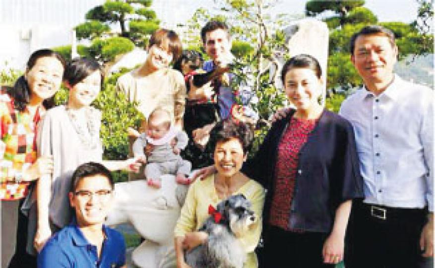 梁詠琪與老公Sergio跟大班朋友賀新春。(微博圖片) 梁詠琪與老公Sergio跟大班朋友賀新春。(微博圖片)
