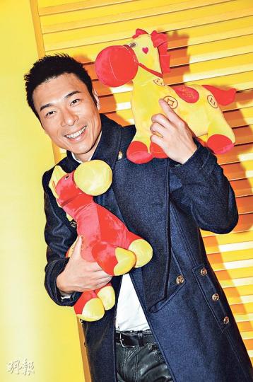 安仔愛情事業兩得意,更為未婚妻Sammi準備好「許」氏專屬利市封。(攝影:鍾偉茵)Sammi(攝影:鍾偉茵)老闆黃柏高率領旗下藝人向《明報》讀者拜年。(攝影:鍾偉茵)鄧麗欣與方力申拍拖多年,雙方家長早已混熟,但她事業至上,暫無結婚打算。(攝影:鍾偉茵)薛凱琪期待談戀愛,希望在馬年遇上真命天子。(攝影:鍾偉茵) 安仔愛情事業兩得意,更為未婚妻Sammi準備好「許」氏專屬利市封。(攝影:鍾偉茵)Sammi(攝影:鍾偉茵)老闆黃柏高率領旗下藝人向《明報》讀者拜年。(攝影:鍾偉茵)鄧麗欣與方力申拍拖多年,雙方家長早已混熟,但她事業至上,暫無結婚打算。(攝影:鍾偉茵)薛凱琪期待談戀愛,希望在馬年遇上真命天子。(攝影:鍾偉茵)