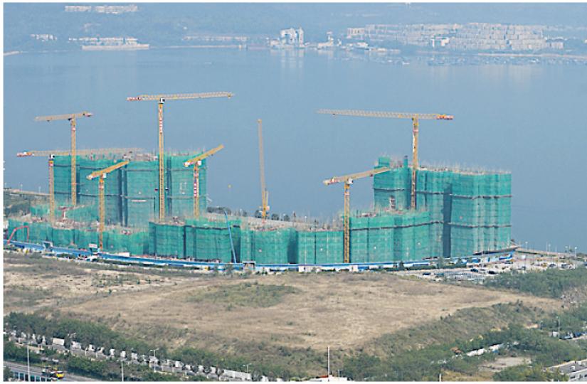 信置除於上月已推出灣仔囍匯1期外，今年將計劃推出4個全新樓盤，共涉逾2080個單位，分別位於大埔白石角、大嶼山長沙及沙田九洋房項目，當中以白石角兩個項目（相內建築地盤）規模最大，佔1091伙，鄰近天賦海灣。（盧翊銘攝）信置營業部聯席董事田兆源（圖）昨日出席新春醒獅活動時表示，溋玥•天賦海灣快將推出餘貨，作為馬年頭炮，項目迄今尚餘106伙，當中有11伙為獨立屋；另奧朗•御峯亦計劃於今年首季重推，共涉約100伙。（胡景禧攝）