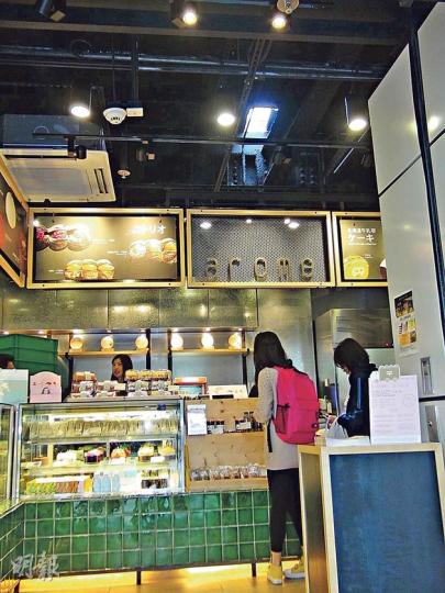 大埔墟港鐵站東海堂麵包店，昨凌晨被賊人「開罐頭式」在鐵皮天花撬開一個約1呎乘2呎的大洞，再跳入餅店內犯案。（林智傑攝）有建造業界人士看過麵包店被撬開的天花後，指天花應是以工字鐵支撐的鐵皮，鐵皮底部通常會噴上防火隔熱物料，故在店內觀察不會知道頂部是「一撬即起」的薄鐵皮。（林智傑攝）（明報製圖）