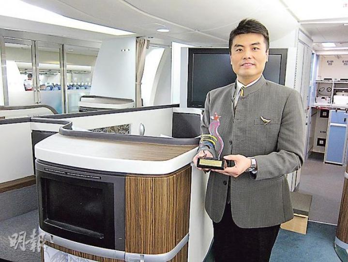 國泰高級機艙服務事務長廖士堯喺公司服務18年，係國泰到台灣招募嘅首批男機艙服務員，佢話當年有6700人應徵，僅20人獲聘。圖為佢喺國泰城模擬頭等機艙受訪。（馬耀森攝）
