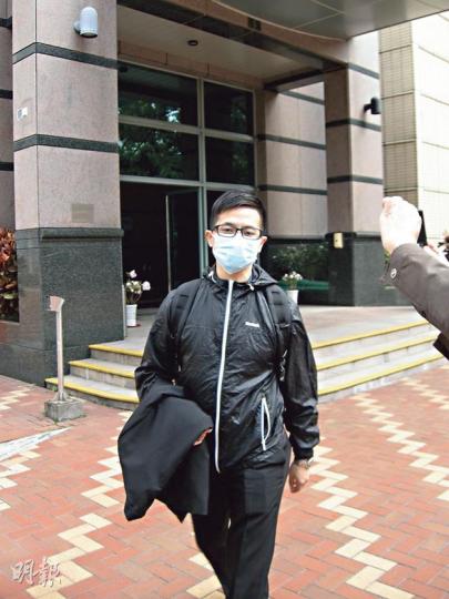 任職警員的被告鄭敬文（圖）被指於酒吧內非禮女友人，昨於粉嶺裁判法院受審，離開法庭時戴着口罩容許記者拍照。（黃建邦攝）