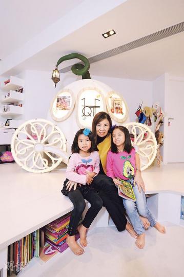 Esther Ma的8歲大女兒卓妍（右）志願是當警察，6歲多的小女兒卓蕎，則說長大後想當security guard﹕「我要保護別人！」（胡景禧攝）Esther尊重女兒，好像家裏的家具和孩子的房間佈置，她也有問姊妹倆的意見。（胡景禧攝）（胡景禧攝）