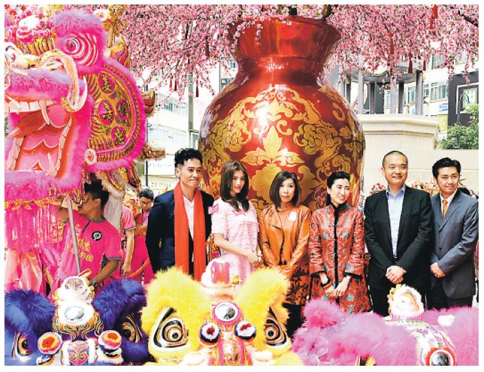 時代廣場總經理梁淑敏(左三)昨出席「金龍醒獅賀新歲」活動時稱,時代廣場於新春期間之人流及生意額分別按年升15%及20%。(黃志東攝)阿里巴巴集團財務副總裁任秉正稱,集團剛完成續租時代廣場兩層寫字樓之樓面,租金加幅約一成。(黃志東攝) 時代廣場總經理梁淑敏(左三)昨出席「金龍醒獅賀新歲」活動時稱,時代廣場於新春期間之人流及生意額分別按年升15%及20%。(黃志東攝)阿里巴巴集團財務副總裁任秉正稱,集團剛完成續租時代廣場兩層寫字樓之樓面,租金加幅約一成。(黃志東攝)