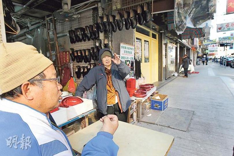 在九龍城開皮鞋店的王民聲(左)說,沙中線工程展開後,不少路段封閉,行人根本不想走過來,嚴重影響生意。(李紹昌攝) 在九龍城開皮鞋店的王民聲(左)說,沙中線工程展開後,不少路段封閉,行人根本不想走過來,嚴重影響生意。(李紹昌攝)