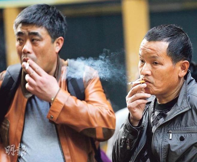 現時本港約有64.5萬名煙民,吸煙率降至10.7%的歷年新低,但仍有不少人「煙不離手」。食衛局署理局長陳肇始昨日回覆本報稱,政府正積研究會否加煙稅,暫未有定案,另會就擴大禁煙區展開可行性研究。(李紹昌攝) 現時本港約有64.5萬名煙民,吸煙率降至10.7%的歷年新低,但仍有不少人「煙不離手」。食衛局署理局長陳肇始昨日回覆本報稱,政府正積研究會否加煙稅,暫未有定案,另會就擴大禁煙區展開可行性研究。(李紹昌攝)