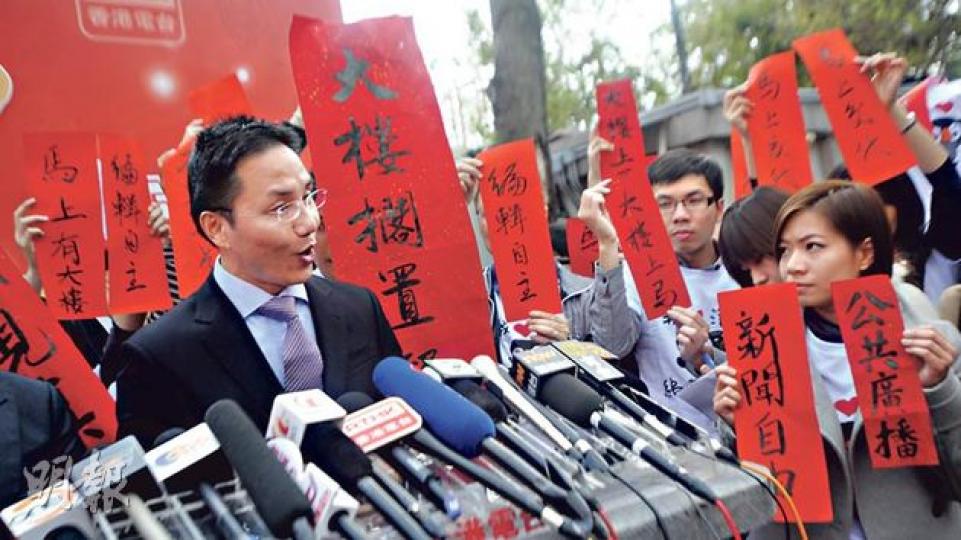 廣播處長鄧忍光(左)昨出席港台團拜,遇港台員工請願,要求他解釋商經局決定撤回港台新大樓預算申請的決策程序,惟他沒親自接收員工所寫的揮春,只着隨員接收了一張揮春。(葉家豪攝) 廣播處長鄧忍光(左)昨出席港台團拜,遇港台員工請願,要求他解釋商經局決定撤回港台新大樓預算申請的決策程序,惟他沒親自接收員工所寫的揮春,只着隨員接收了一張揮春。(葉家豪攝)