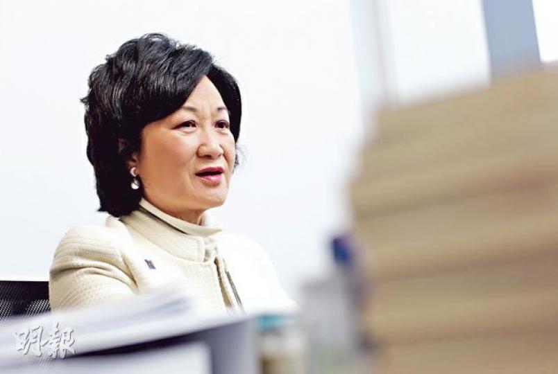 行政會議成員、新民黨主席葉劉淑儀接受本報專訪,被問會否開始部署2017年特首普選,葉太說「唔敢部署,做好本分先,唔敢有非分之想」,又說今年黨務繁重,「過了今年再算」。(李澤彤攝) 行政會議成員、新民黨主席葉劉淑儀接受本報專訪,被問會否開始部署2017年特首普選,葉太說「唔敢部署,做好本分先,唔敢有非分之想」,又說今年黨務繁重,「過了今年再算」。(李澤彤攝)