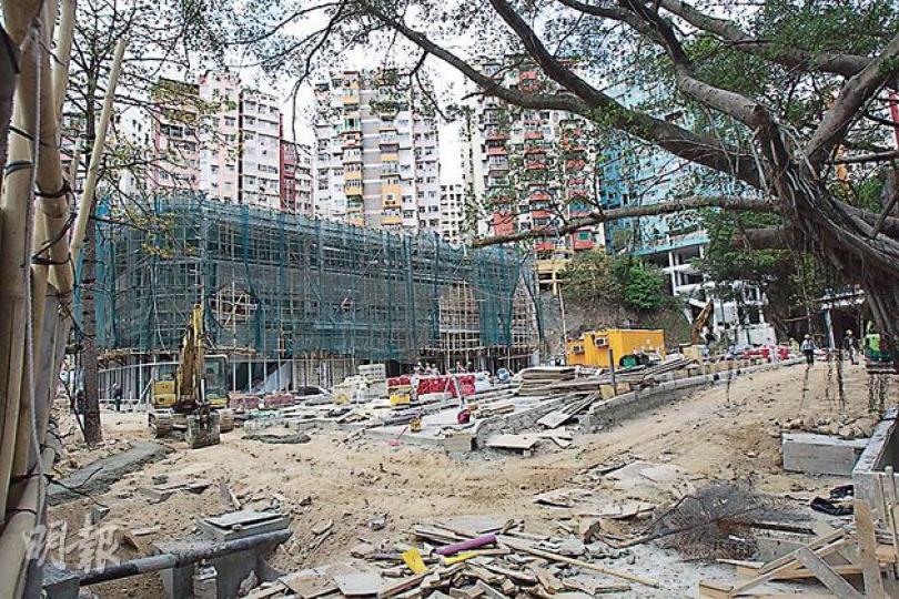 市建局計劃安置協和街及物華街市集小販的臨時市集,位於觀塘政府合署原址,承建商已表明工程受延誤,未能做到無縫交接安置小販。昨現場所見,臨時市集大樓仍搭有棚架,工人正在趕工。(李澤彤攝)堅持臨時市集落成才搬遷、售賣內衣褲的物華街市集小販李淑賢,昨午開舖後即有不少街坊到來光顧,不少街坊都向她表示支持。(李澤彤攝)市建局於1月6日向協和街及物華街市集的小販發出通告,當時表明「食環署將在第二及第三發展區圍封前,安排持牌人遷往該小販市場繼續營商」,但市建局觀塘項目總監李樹榮近日卻指出,「無縫交接」只是概念而 市建局計劃安置協和街及物華街市集小販的臨時市集,位於觀塘政府合署原址,承建商已表明工程受延誤,未能做到無縫交接安置小販。昨現場所見,臨時市集大樓仍搭有棚架,工人正在趕工。(李澤彤攝)堅持臨時市集落成才搬遷、售賣內衣褲的物華街市集小販李淑賢,昨午開舖後即有不少街坊到來光顧,不少街坊都向她表示支持。(李澤彤攝)市建局於1月6日向協和街及物華街市集的小販發出通告,當時表明「食環署將在第二及第三發展區圍封前,安排持牌人遷往該小販市場繼續營商」,但市建局觀塘項目總監李樹榮近日卻指出,「無縫交接」只是概念而