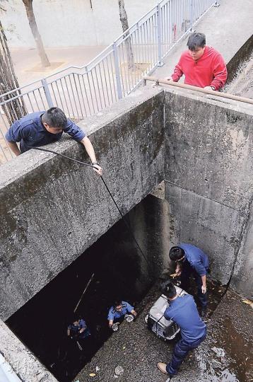 經過兩小時努力,愛護動物協會人員終救出被困小狗,送入狗籠後,合力拉起抬走,其間阿城(紅衣)沒離開唐狗半步。(湯俊彥攝)獲救小唐狗年約兩歲,救出時口部及牙齒因掙扎受傷,事後由愛協人員帶走檢驗。(湯俊彥攝) 經過兩小時努力,愛護動物協會人員終救出被困小狗,送入狗籠後,合力拉起抬走,其間阿城(紅衣)沒離開唐狗半步。(湯俊彥攝)獲救小唐狗年約兩歲,救出時口部及牙齒因掙扎受傷,事後由愛協人員帶走檢驗。(湯俊彥攝)