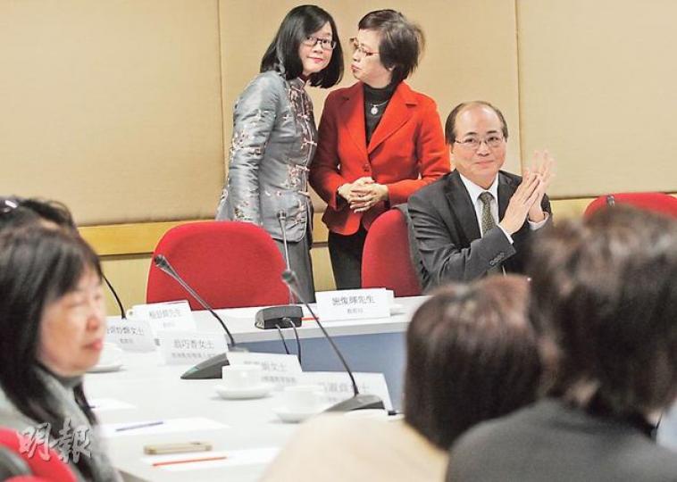 教育局長吳克儉(右一)昨晨與20多名幼稚園校長及辦學團體會面,探討幼園招收2015/16學年K1學生的安排,包括學校無限派表及在學券幼稚園實施「一人一位」措施。 (李紹昌攝) 教育局長吳克儉(右一)昨晨與20多名幼稚園校長及辦學團體會面,探討幼園招收2015/16學年K1學生的安排,包括學校無限派表及在學券幼稚園實施「一人一位」措施。 (李紹昌攝)