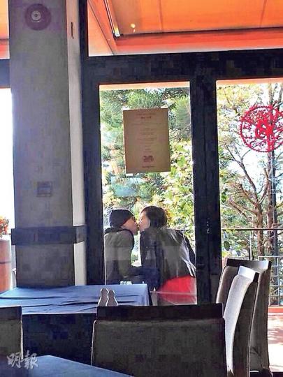 黃宗澤與楊崢被發現在西貢一家餐廳內拍拖,更情不自禁咀嘴,認真夠溫馨。(微博圖片)楊崢大方承認跟黃宗澤蜜運,還甜笑多謝記者的恭賀。(攝影:劉永銳、孫華中、黃梓烜)今年情人節不再孤單的黃宗澤,他說楊崢還未見家長。(攝影:劉永銳、孫華中、黃梓烜)楊崢駕駛黃宗澤的仿古車返家,還大方任拍照,以宣示自己的「Bosco嫂」身分。(攝影:劉永銳、孫華中、黃梓烜) 黃宗澤與楊崢被發現在西貢一家餐廳內拍拖,更情不自禁咀嘴,認真夠溫馨。(微博圖片)楊崢大方承認跟黃宗澤蜜運,還甜笑多謝記者的恭賀。(攝影:劉永銳、孫華中、黃梓烜)今年情人節不再孤單的黃宗澤,他說楊崢還未見家長。(攝影:劉永銳、孫華中、黃梓烜)楊崢駕駛黃宗澤的仿古車返家,還大方任拍照,以宣示自己的「Bosco嫂」身分。(攝影:劉永銳、孫華中、黃梓烜)