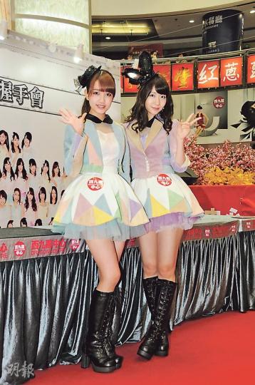 AKB48成員加藤玲奈(左)與柏木由紀(右)昨晨穿上制服出席握手會。(攝影:孫華中)小朋友都來跟加藤、柏木握手。(攝影:孫華中)加藤與柏木跟粉絲握手。(攝影:孫華中)加藤玲奈與柏木由紀前晚穿上短裙到荃灣會粉絲,加藤更開心揮手。(攝影:孫華中) AKB48成員加藤玲奈(左)與柏木由紀(右)昨晨穿上制服出席握手會。(攝影:孫華中)小朋友都來跟加藤、柏木握手。(攝影:孫華中)加藤與柏木跟粉絲握手。(攝影:孫華中)加藤玲奈與柏木由紀前晚穿上短裙到荃灣會粉絲,加藤更開心揮手。(攝影:孫華中)