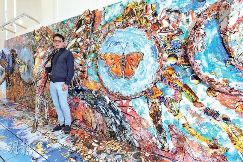 韓國藝術家蔣承孝擅長以圖片拼貼立體畫,今次為海港城美術館創作,以「朱古力幻想曲」為主題,用上朱古力圖片拼貼成蝴蝶、漩渦等圖案,表達愛的感覺。(胡景禧攝) 韓國藝術家蔣承孝擅長以圖片拼貼立體畫,今次為海港城美術館創作,以「朱古力幻想曲」為主題,用上朱古力圖片拼貼成蝴蝶、漩渦等圖案,表達愛的感覺。(胡景禧攝)