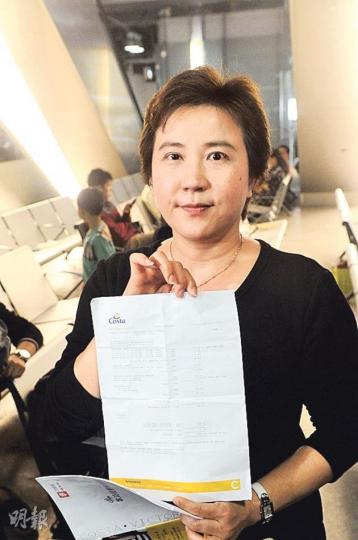 台灣旅客洪太手持郵輪公司賠償的收據，認為賠償太少，稱難以填補她未能到下龍灣觀光的失落之情。（湯俊彥攝）