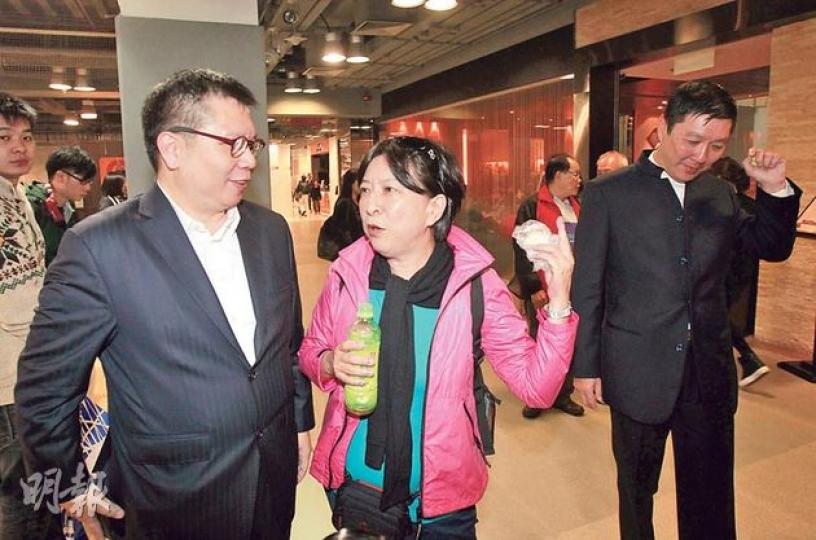 立法會議員蔣麗芸（中）是郵輪事件「受影響旅客」，昨代表旅客表達不滿，離船時表示旅客是「弱勢社群」。右為蔣麗芸丈夫梁海明，左為上船斡旋的旅議會主席胡兆英。（李澤彤攝）