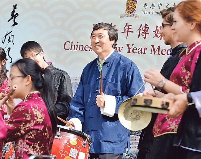 中大傳媒新春茶敘，校長沈祖堯「苦練」排鼓獻技，雖然頻頻甩beat，但就誠意搭夠。（盧翊銘攝）中大副校長霍泰輝送出蜜糖做抽獎禮物，奉勸大家做人、做政府、做大學，都唔好口蜜腹劍。（盧翊銘攝）